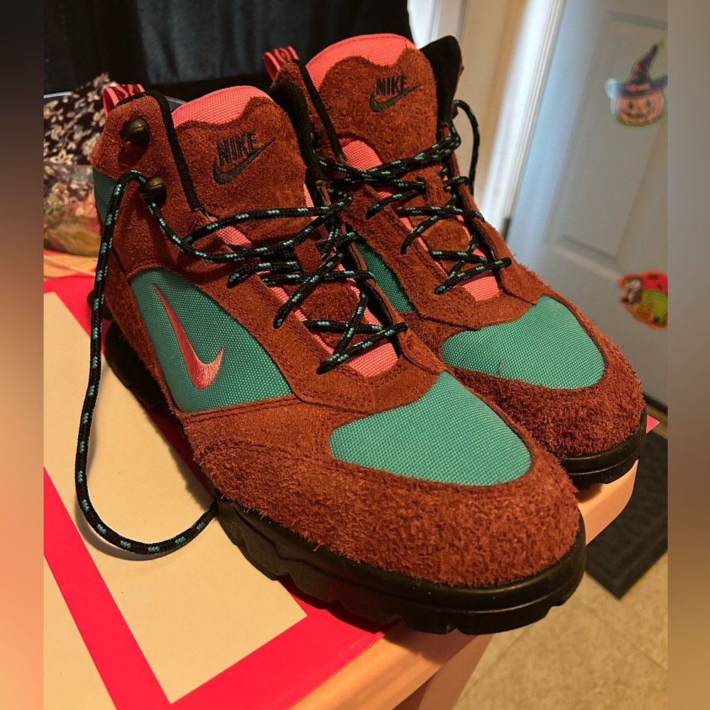 Nike Men's Teal and Brown Boots
